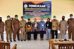 Bupati Kuningan berfoto bersama usai membuka PKE PKBM Al-Misbah.